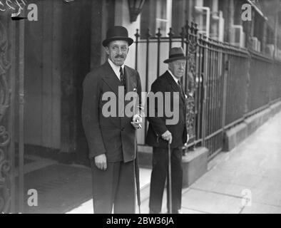 Ex König Alfonso von Spanien in London. Ex - König Alfonso von Spanien ist in London vom Kontinent auf einem Überraschungsbesuch angekommen. Er reiste als Herzog von Toledo. Foto zeigt, Ex - König Alfonso von Spanien verlässt sein Hotel in London für einen Morgenspaziergang. 23 Juni 1933 Stockfoto