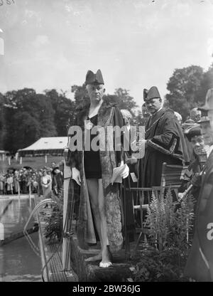 Der Bürgermeister von Guildford (Alderman William Harvey) nahm den ersten Sprung bei der Eröffnung von Guilford ' s neue £13, 000 Schwimmbad in Stoke Park. Er führte die Zeremonie in seinen Roben über einem Schwimmkostüm. Als sein Kopf wieder auf der Oberfläche der Wasser Mitglieder der Corporation und die Öffentlichkeit machte eine Gemeinschaft Splash. Foto zeigt ; der Bürgermeister von Guildford bereit, in zu tauchen, um das neue Schwimmbad zu öffnen . 21 Juni 1933 Stockfoto