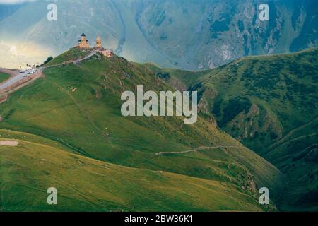 Die Gergeti Trinity Kirche bei Sonnenuntergang. Höhe 2170m, nahe Mount Kazbek, Georgia Stockfoto