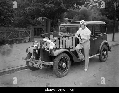 Miss Paddie Elrane Naismith, die bekannte Rennmotorin und Fliegerin, die einst zum Premierminister chauffiert wurde, wird sich in Kürze auf eine wagemutige Reise begeben, um den Rom-Express in einem Rennen von Paris nach Italien zu schlagen. Ihr Auto wird mit speziellen Kraftstofftanks ausgestattet, da es notwendig sein wird, dass sie die gesamte Reise ohne Tanken machen. Der Express Paris nach Rom dauert 32 Stunden und Miss Naismith wird mehr als 42 Meilen pro Stunde während der Reise durchschnittlich haben, um den Zug zu schlagen. Wenn der Zug durch den Simplontunnel fährt, muss er die m aufsteigen Stockfoto