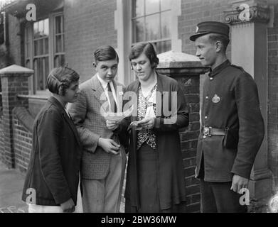 Frau Thornton erhält die Nachricht von der Freilassung ihres Mannes. Im Haus von Ealing gab es große Freude über Frau Thornton, Frau von Herrn L C Thornton, einem der inhaftierten britischen Mitarbeiter der Metropolitan Vickers Company, als die Nachricht einging, dass ihr Mann und Herr William Macdonald aus dem Gefängnis entlassen worden waren. Diese Bewegung folgt den Gesprächen zwischen Sir John Simon und M Litvinoff in London und der Aufhebung des Handelsembargos für russische Waren. Foto zeigt; Frau Thornton, mit ihrem Sohn Edward und Tochter Eva in ihrem Haus in Ealing, London, wo sie warten die r Stockfoto