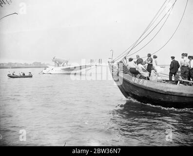 Italienische Luftarmada kommt in Londonderry an. General Balbo und die 23 Savoia-Marchetti SM.55X fliegenden Boote kamen sicher in Lough Foyle, Londonderry, Irland auf der zweiten Etappe ihres Rom-Chicago-Fluges an - dem größten Formationsflug, den es je gab. Foto zeigt ; die italienische Luftarmada in Ruhe auf Lough Foyle , Londonderry . . Juli 1933 Stockfoto