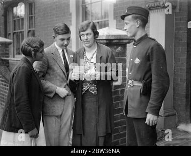 Frau Thornton erhält die Nachricht von der Freilassung ihres Mannes. Im Haus von Ealing gab es große Freude über Frau Thornton, Frau von Herrn L C Thornton, einem der inhaftierten britischen Mitarbeiter der Metropolitan Vickers Company, als die Nachricht einging, dass ihr Mann und Herr William Macdonald aus dem Gefängnis entlassen worden waren. Diese Bewegung folgt den Gesprächen zwischen Sir John Simon und M Litvinoff in London und der Aufhebung des Handelsembargos für russische Waren. Foto zeigt; Frau Thornton, mit ihrem Sohn Edward und Tochter Eva in ihrem Haus in Ealing, London, wo sie warten die r Stockfoto