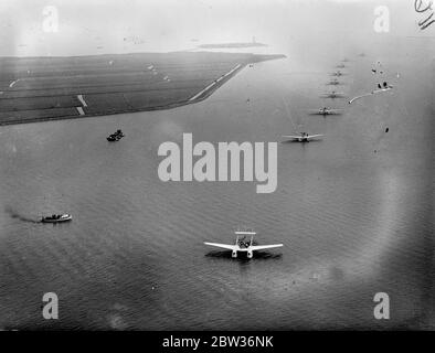 Italienische Luftarmada kommt in Londonderry an. General Balbo und die 23 Savoia-Marchetti SM.55X fliegenden Boote kamen sicher in Lough Foyle, Londonderry, Irland auf der zweiten Etappe ihres Rom-Chicago-Fluges an - dem größten Formationsflug, den es je gab. Foto zeigt ; die italienische Luftarmada in Ruhe auf Lough Foyle , Londonderry . . Juli 1933 Stockfoto