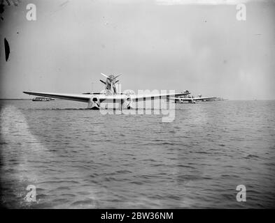 Italienische Luftarmada kommt in Londonderry an. General Balbo und die 23 Savoia-Marchetti SM.55X fliegenden Boote kamen sicher in Lough Foyle, Londonderry, Irland auf der zweiten Etappe ihres Rom-Chicago-Fluges an, dem größten Formationsflug, der je versucht wurde. Foto zeigt, die italienische Luftarmada in Ruhe auf Lough Foyle, Londonderry. . Juli 1933 Stockfoto