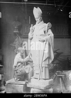 Neue Statue für Royal Hospital School in Holbrook. Herr J A Stevenson , der Londoner Bildhauer , arbeitet an einer Statue von St. Nicholas , der schutzpatron der Seeleute , die das westliche Ende der Kapelle in der Royal Hospital School in Holbrook schmücken , Suffolk , Das kürzlich vom Prince of Wales eröffnet wurde. Foto zeigt; Herr J A Stevenson bei der Arbeit an den Statuen von St. Nicholas in seinem Londoner Atelier. Bis 23. August 1933 Stockfoto