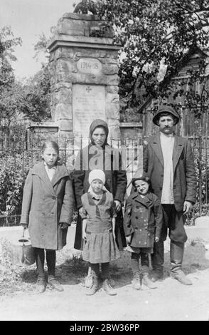 Er verschwand zu Beginn des Krieges, und jetzt ist er zurückgekehrt, um sich einen Helden mit seinem Namen auf dem Denkmal zu finden. Seit Jahren ist Alois Kries, ein Österreicher ein Held, ohne es zu wissen. Zu Beginn des Krieges wurde er an der russischen Front gefangen genommen und verbrachte Jahre in einem Gefangenenlager. Dort heiratete er und wurde Vater von drei Kindern. Bei der Rückkehr in seine Heimatstadt Krems in Österreich, entdeckte er, dass er ein lokaler Held mit seinem Namen auf dem Kriegsdenkmal als gefallen in Aktion eingeschrieben. Foto zeigt ; Alois Kries mit seiner russischen Frau und drei Kindern Stockfoto