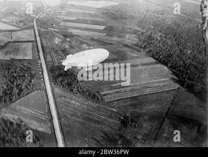 Russische Luftschiff über Moskau Vororte . Das russische Luftschiff B3, wird in Zusammenarbeit mit der sowjetischen Luftwaffe einer Reihe von Flugversuchen unterzogen. Foto zeigt; das russische Luftschiff B3, das über den Vororten von Moskau fliegt, aus der Luft gesehen. Bis 20. August 1933 Stockfoto