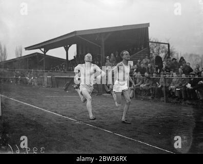 Inter varsity Staffelläufe in Oxford . Die vierzehnte jährliche Inter Varsity Staffelläufe zwischen Oxford und Cambridge Universitäten fand an der Iffley Road Track, Oxford. Foto zeigt ; H L Lindo (rechts von Oxford) und E i Davis , Cambridge laufen in totem Hitze in der 400 Yards Relais . 26. November 1933 Stockfoto