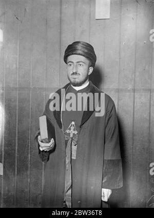 Exilpatriarch von Assyrern in London. Mar Shimun, der junge Patriarch der Assyrer, der ins Exil geschickt wurde, ist in London. Er verließ sein Land, als die britische Regierung nach dem Ausbruch an der irakischen Grenze und dem angeblichen Massaker an Assyrern aufgefordert wurde, ihn an einen sicheren Ort zu bringen. Mar Shimun, erhielt einen Teil der Ausbildung in St. Augustine ' s College, Canterbury, ist die spirituelle und zeitliche Leiter einer bemerkenswerten Körper von Assyrern, etwa 25, 000 von ihnen sind im Irak. Er durfte reisen, unter der Bedingung, dass er nicht die Schwierigkeiten seines Volkes vorbringen würde. Stockfoto