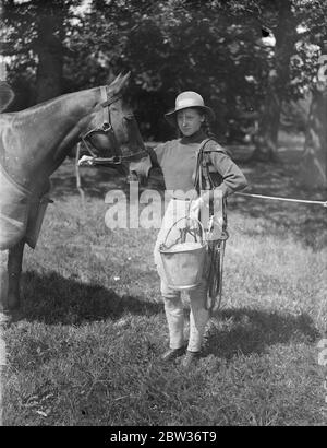 Füttern sie Mount in Westerham Hill montiert gymkhana . Die jährliche Pferdeshow und gymkhana in Hilfe des Royal Veterinary College London, fand in Westerham Hill, Kent, wenn es mehrere Veranstaltungen für Kinder. Foto zeigt, Hermine Bezzant Fütterung ihrer Mount "Sorbo", bei der Show. Bis 23. August 1933 Stockfoto