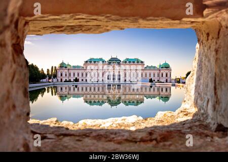 Belvedere in Wien Blick auf die Wasserspiegelung durch Steinfenster bei Sonnenuntergang, Wahrzeichen der Hauptstadt von Österreich Stockfoto