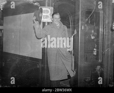 Douglas Fairbanks Junior verlässt nach Hollywood Blitz Entscheidung. Ein paar Stunden nach seiner Entscheidung zu gehen, Herr Douglas Fairbanks, Junior links Waterloo Station, London, auf dem Bremer Boot Zug für Hollywood. Der Blitzabgang war das Ergebnis von "einem idealen Hauptteil", das ihm von einer amerikanischen Filmgesellschaft angeboten wurde. Herr Fairbanks wird im Januar wieder in London sein. 29. November 1933 Stockfoto