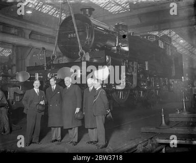 Prince George besucht London Midland und Scottish Railway Works in Derby. Foto zeigt; Prinz George mit Sir Josiah Stamp, Präsident der LMS und der Bürgermeister von Derby, während seines Besuchs in den Werken. Dezember 1933 Stockfoto