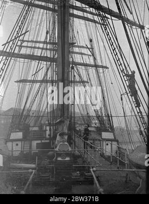 Abschied von London, der majestätische "Lawhill" segelt nach Australien - eine Reise von neunzig Tagen. In den frühen Morgenstunden soll die Segelbarke Lawhill, eines der wenigen noch verbliebenen Schiffe ihrer Art und eine der malerischsten Sehenswürdigkeiten, die das Meer zu bieten hat, auf ihrer neunzig-tägigen Reise nach Australien segeln. Sie kam am westindischen Dock an, um vor kurzem ihre Ladung Getreide zu entladen. Foto zeigt; Blick auf das Deck der Lawhill in West India Dock, London. Dezember 1933 Stockfoto