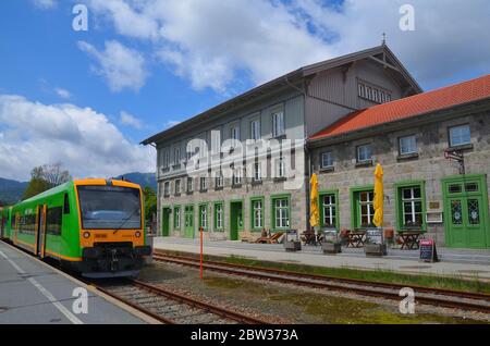 Bayerisch Eisenstein, Zelezna Ruda, Alzbetin, Grenzort zu Tschechien: Grenzbahnhof, am 28.05.2020 wegen Coronavius noch nicht passierbar, Zug Stockfoto