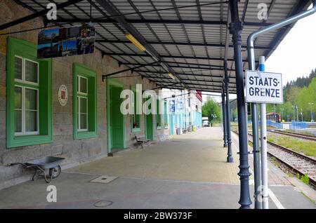 Bayerisch Eisenstein, Zelezna Ruda, Alzbetin, Grenzort zu Tschechien: Grenzbahnhof, am 28.05.2020 wegen Coronavius noch nicht passierbar, Gleisseite Stockfoto