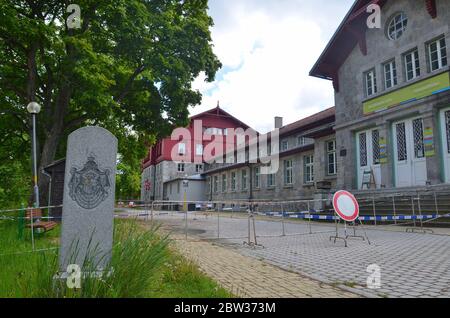 Bayerisch Eisenstein, Zelezna Ruda, Alzbetin, Grenzort zu Tschechien: Grenzbahnhof, am 28.05.2020 wegen Coronavius noch nicht passierbar, Grenzstein Stockfoto