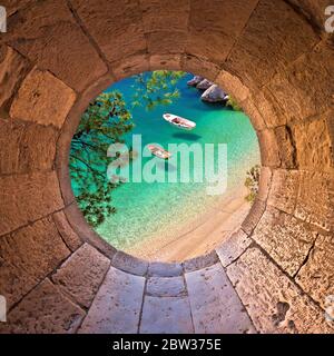 Hiden Strand in Brela mit Booten auf smaragdgrünen Meer Luftaufnahme durch Steinfenster, Makarska riviera von Dalmatien, Kroatien Stockfoto