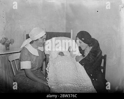 Mutter besucht Londons kleinstes Baby. Jetzt wiegt drei Pfund . Als Frau Taylor, Mutter von Jean Patricia Taylor, London 's kleinste Baby, besuchte die St Thomas 's Babies Home, Lambeth, sie fand, dass Jean jetzt Tipps auf der Waage bei 3lb. Sie ist jetzt einen Monat alt, nachdem nur gewogen 1½Ibs, wenn geboren. Jean ist noch nicht von der Gefahrenliste. Sie wird nicht sein, bis sie 5lb erreicht hat. Foto zeigt ; Jean Patricia Taylor , London 's kleinste Baby , mit ihrer Mutter und einer Krankenschwester in St Thomas 's Babies Home . 15 Dezember 1933 Stockfoto