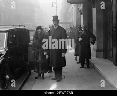 König und Königin von Dänemark auf Shopping Besuch in London . Der König und die Königin von Dänemark, die gestern Abend ankamen, verbringen eine Woche in London zum Weihnachtseinkauf. Foto zeigt ; der König und die Königin von Dänemark verlassen Claridges Hotel . 11 Dezember 1933 Stockfoto