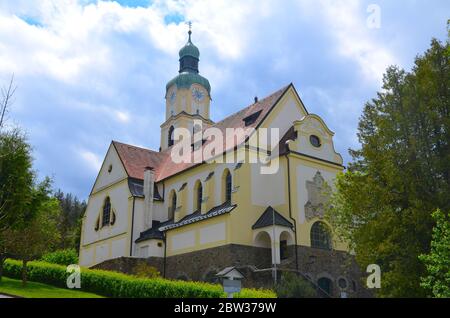 Bayerisch Eisenstein, Zelezna Ruda, Alzbetin, Grenzort zu Tschechien: Ortsmitte, katholische Kirche Stockfoto