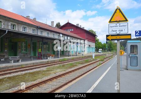 Bayerisch Eisenstein, Zelezna Ruda, Alzbetin, Grenzort zu Tschechien: Grenzbahnhof, am 28.05.2020 wegen Coronavius noch nicht passierbar, Gleisseite Stockfoto