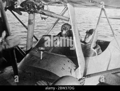 SS Chelyuskin ein sowjetisches Dampfschiff, das auf eine Expedition geschickt wurde, um durch polares Eis entlang der nördlichen Seeroute von Murmansk nach Wladiwostok zu navigieren, das während der Navigation in arktischen Gewässern eisgebunden wurde, wurde es im September in den Eisfeldern gefangen. Danach trieb sie in der Eisschicht, bevor sie am 13. Februar 1934 in der Nähe der Koljuchin-Insel im Tschuktschen Meer niederging. Die Besatzung gelang es, auf das Eis zu entkommen und baute eine provisorische Flugbahn mit nur wenigen Spaten, Eisschaufeln und zwei Brechstangen , die bei der Rettung der Besatzung der geholfen . 53 Männer gingen über t Stockfoto