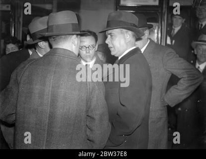 Roosevelts Gesandter kommt in London an. Richard Washburn Child, ehemaliger Botschafter der Vereinigten Staaten in Italien, der von Präsident Roosevelt ernannt wurde, um die Ansichten der europäischen Regierungen zu internationalen Wirtschaftsproblemen zu erfahren, kam an Bord des Bootszuges in Washington am Bahnhof Paddington an. Er soll später nach Frankreich, Deutschland und Italien gehen. Foto zeigt, Herr und Frau Richard Washburn Kind bei der Ankunft in Paddington. 21 März 1934 Stockfoto