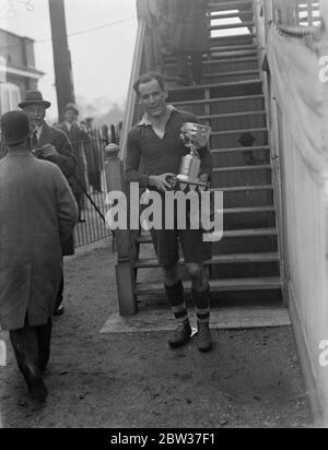 St Mary ' s gewinnen Hospital Rugby Cup . St Mary ' s gewann das Finale des Hospital ' s Rugby Cup Wettbewerb gegen, St Thomas ' s in Richmond Athletic Ground. Foto zeigt W E Henley mit dem Cup nach St. Mary ' s Sieg. 22 März 1934 Stockfoto