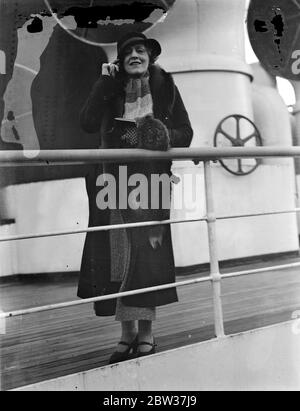 Ethel Barrymore kommt in England an. Miss Ethel Barrymore, die Schauspielerin Schwester von John und Lionel Barrymore, kam mit dem Liner Aquitania in Southampton an. Miss Barrymore wird in london auf der Bühne stehen. Foto zeigt, Ethel Barrymore an Bord der Aquitania bei der Ankunft in Southampton. 17. Januar 1934 Stockfoto