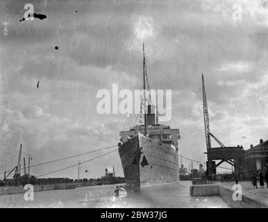 Der weltgrößte Linienschiff betritt die größte Gravieranlegestelle der Welt in Southampton. Der Liner Majestic , der größte Liner der Welt , trat in die neue King George V Gravierdock in Southampton , die größte Gravierdock der Welt , für ihre jährliche Überholung . Dies ist das erste Schiff, das die neue Gravierdock seit der Eröffnung durch den König 19 Januar 1934 Stockfoto