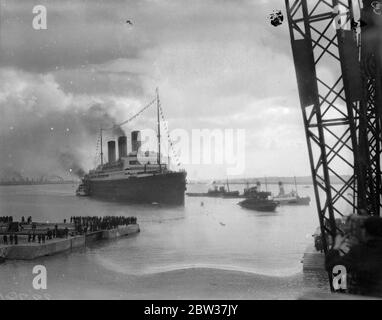 Der weltgrößte Linienschiff betritt die größte Gravieranlegestelle der Welt in Southampton. Der Liner Majestic , der größte Liner der Welt , trat in die neue King George V Gravierdock in Southampton , die größte Gravierdock der Welt , für ihre jährliche Überholung . Dies ist das erste Schiff, das die neue Gravierdock seit der Eröffnung durch den König 19 Januar 1934 Stockfoto