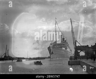 Der weltgrößte Linienschiff betritt die größte Gravieranlegestelle der Welt in Southampton. Der Liner Majestic , der größte Liner der Welt , trat in die neue King George V Gravierdock in Southampton , die größte Gravierdock der Welt , für ihre jährliche Überholung . Dies ist das erste Schiff, das die neue Gravierdock seit der Eröffnung durch den König 19 Januar 1934 Stockfoto