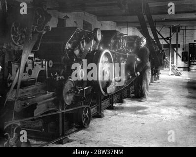 Weben Hampshire tweeds an einer alten Mühle, die für hundert Jahre untätig stand. Eine alte Mühle bei Fordingbridge im New Forest, Hampshire, die seit 100 Jahren untätig geblieben ist, ist wieder zum Leben erweckt worden. Es ist Weben in Tweeds Wolle aus den Herden, die auf Salisbury Plain grasen, und es wird gehofft, Hampshire Tweeds so berühmt wie die Harris-Sorte zu machen. Die Maschinen, für die die alten Schleusen sind die Macht sind gebracht worden aus Westmorland, und Experten Wollmänner wurden auch aus dem Norden gebracht. Der neue Mühlenbesitzer ist Major C T Napier . Das Spinnmuli . 16. Januar 1934 Stockfoto