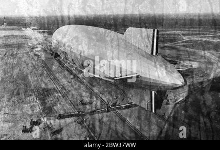 Das größte Luftschiff der Welt ist anbeet. USS Macon (ZRS-5), das größte Luftschiff der amerikanischen Marine und in Bezug auf Länge und Volumen zu den größten Flugobjekten der Welt, wurde nach dem Flug von Akron in Lakehurst, Jersey, angesetzt. Das riesige Luftschiff, Schwester der unglücklichen USS Akron (ZRS-4), wird bis September in Lakehurst sein, wo sie nach Sunnyvale, Kalifornien gebracht wird. 30 Juni 1933 Stockfoto