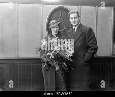 Weltberühmte Ballettproduzentin vermählt Wiener Musikerin in London. Miss Margarete Wallman, eine der berühmtesten Ballettproduzenten der Welt, wurde im Kaxton Hall-Register in London mit Herrn Hugo Burghauser, einem Musiker der Wiener Staatsoper und Präsident der Wiener Philharmoniker, verheiratet. Miss Wallman ist in diesem Jahr für das Ballett im Covent Garden verantwortlich. Foto zeigt die Braut und Bräutigam. Mai 1934 Stockfoto