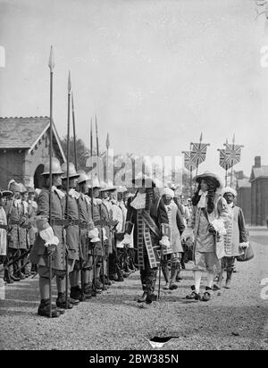 Historische Uniformen für Truppen ausgestellt Aldershot Tattoo. Historische Uniformen und Kostüme umarmen Darstellungen aus der Herrschaft von James II, um Vollkleidung Uniformen von der indischen Armee der Gegenwart getragen wurden in Albuhera Drill Hall, Aldershot, Truppen, die an diesem Jahr 's Aldershot Tattoo ausgestellt. Eine Inspektion wurde im Anschluss durchgeführt. Foto zeigt, James II (rechts) und William III Inspektion der Tattoo-Uniformen. 12 Mai 1934 Stockfoto