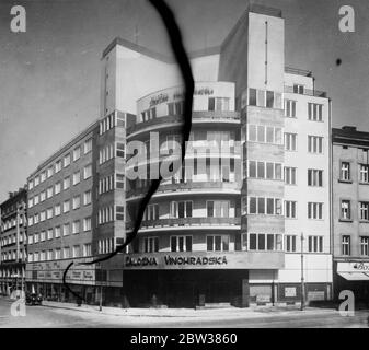 Das Bankgebäude in Prag , Tschechoslowakei . Juni 1934 Stockfoto