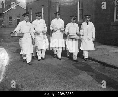 Teams, die jeweils aus einem Sergeant oder Superintending Koch, und vier Männer, konkurrierten in der 1934 Armee Kochen Wettbewerbe an der Armee Schule der Kochtei, Aldershot. Foto zeigt, Köche des 1. Battalion Schotten Guards mit ihren Händen inspiziert, bevor sie in Aktion im Wettbewerb. 13 März 1934 Stockfoto