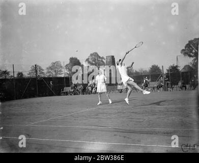 Finding Britain ' s Wightman Cup Spieler . Britian ' s führenden Frauen Tennisspielerin traf sich in Spielen in Wimbledon zu entscheiden, wer in diesem Jahr die britische Wightman Cup-Team, um amerikanische Frauen zu treffen. Foto zeigt, Frau Fearnley Whittingstal und Miss Billy Yorke im Spiel gegen Miss Scriven und Miss K Stammers. 10 Mai 1934 Stockfoto