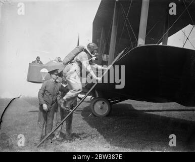 RAF Fallschirmtest Abschnitt bei der Arbeit . Eine Demonstration wurde an der Royal Air Force Fallschirmabteil am Henlow Aerodrome, Bedfordshire, der Arbeit und Ausbildung von Fallschirmspringer gegeben. Fallschirmspringen zu testen ist eines der Gegenstände, die der Öffentlichkeit am Empire Air Day 24. Mai zugänglich sind. Foto zeigt, ein Fallschirmspringer klettert auf den Flügel, um auf einer Sprungplattform Position zu nehmen, während er sich am Flügelstrang eines Vickers 'Virginia' Fallschirmtrainingsflugzeugs hält. 10 Mai 1934 Stockfoto