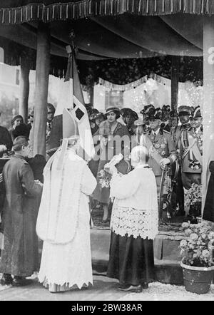 König von Italien und Prinzessin Maria bei der Präsentation der neuen Regimentsstandard in Rom . König Viktor Emmanuel von Italien, begleitet von seiner jüngsten Tochter, Prinzessin Maria, besuchte eine besondere Zeremonie in Rom, bei der ein neuer Standard wurde an ein Regiment der faschistischen Infanterie übergeben. Foto zeigt, der König und Prinzessin Maria (auf dais) bei der Zeremonie. Mai 1934 Stockfoto