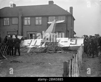 Zwei ins Krankenhaus gebracht, wenn Flugzeug stürzt in Haus nach dem Verlassen des Flugplatzes. Ein Flugzeug, das gerade Hanworth Aerodrome verlassen hatte, stürzte in einen Zaun und schlug auf die Rückseite eines Hauses. Die Maschine dann umgedreht . Ein Passagier wurde hinausgeworfen. Zwei Insassen wurden ins Krankenhaus gebracht. Foto zeigt, das Flugzeug im Garten des Hauses nach dem Absturz. Mai 1934 Stockfoto