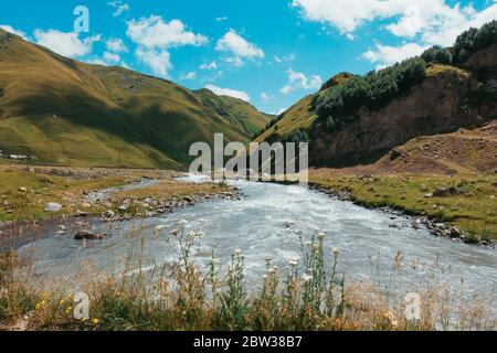 Der Tergi (Terek) Fluss führt durch das Truso Tal in Kazbegi, Georgien Stockfoto