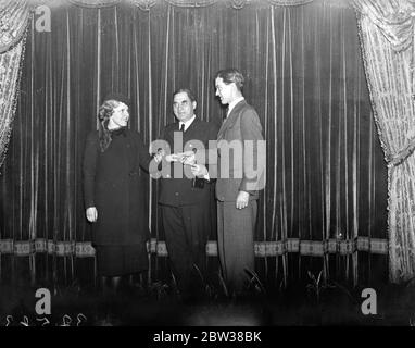 Brautpaar Proben Hochzeit an Bord SS Washington in Southampton. Hochzeitsglocken läuten erstmals im neuen US-Linienschiff SS Washington, auf dem Weg von Southampton nach New York. Das Brautpaar sind Frau Stella Wynyate und Herr Andrew Cruickshank , ein Mitglied der Firma "Richard von Bordeaux" . Captain John Jensen , Kommandant der SS Washington wird die Zeremonie durchführen. Als das Paar in Southampton an Bord ging, fand eine Hochzeitsprobe statt. Foto zeigt ; Miss Stella Wynyate und Mr Andrew Cruickshank mit dem Kapitän während der Probe von thei Stockfoto