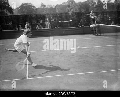 Jugendliche Tennis-Stars treffen sich in Wimbledon , um nationalen Titel zu entscheiden. Es gab einen Rekord-Eintrag für die British National Junior Lawn Tennis Championships, die in Wimbledon eröffnet. Foto zeigt Miss A Bypass in feiner Aktion in den Eröffnungsrunden des Turniers. 10. September 1934 Stockfoto