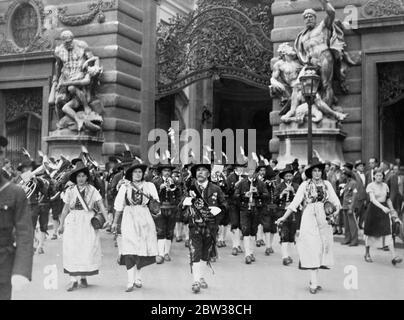 National Memorial Tag Berühmtheit in Wien Denkmal für österreichische Soldaten geweiht. Der Burgtor, der große Bogengang in der Rinsdtusse in Wien, der den Eingang zur ehemaligen Hofburg bewacht, wurde als Denkmal für Österreicher geweiht, die 300 Jahre lang von 1818 bis 1918 für Österreich kämpften. Die Weihe fand während der Feierlichkeiten zum Nationalen Gedenktag in Wien statt. Die Österreicher feierten diesen Tag im Gedenken an alle Soldaten, die im Krieg gefallen sind, und in diesem Jahr in Erinnerung an Dr. Dollfuss, den ermordeten österreichischen Bundeskanzler. Dr. Schusehnigg , der Kanzler , Stockfoto