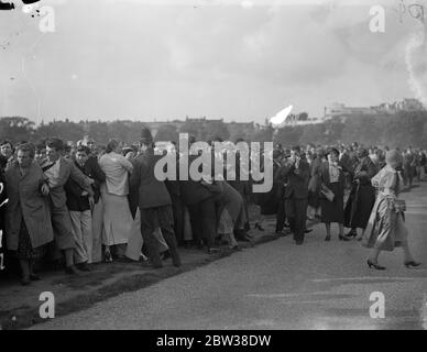 Polizeikampf mit Menschenmenge bei faschistischer Demonstration . Die Polizei kämpft, um eine riesige Menge in Schach zu halten, als Herr Oswald Mosley, Führer der britischen Union der Faschisten, im Hyde Park ankam, um die faschistische Demonstration zu adressieren. Die Polizei kämpft, um die Menge zurückzuhalten, als Sir Oswald Mosley ankam. September 1934 Stockfoto