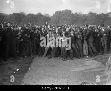 Polizeikampf mit Menschenmenge bei faschistischer Demonstration . Die Polizei kämpft, um eine riesige Menge in Schach zu halten, als Herr Oswald Mosley, Führer der britischen Union der Faschisten, im Hyde Park ankam, um die faschistische Demonstration zu adressieren. Die Polizei kämpft, um die Menge zurückzuhalten, als Sir Oswald Mosley ankam. September 1934 Stockfoto